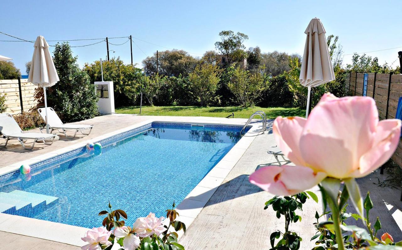 Rita Mare Seafront Villas Heated Pools Генади Екстериор снимка